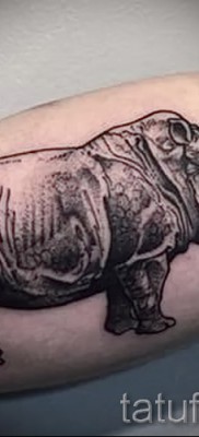 Фото пример тату носорог — реалистичная татуировка на руку