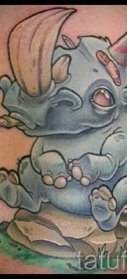 Фото пример тату носорог — смешная карикатурная татуировка
