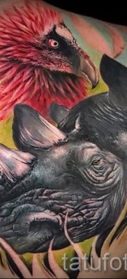 Фото пример тату носорог — цветная татуировка на лопатке