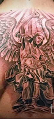 Фото тату архангел Михаил в верхней части спины и на лопатках