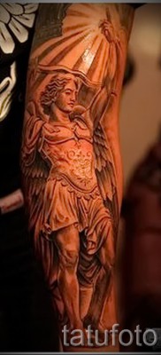 Фото тату архангел Михаил — крупная реалистичная татуировка на руку