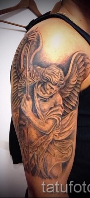 Фото тату архангел Михаил — крупная татуировка на руке и плече у мужчины