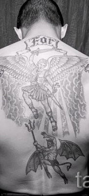 Фото тату архангел Михаил на всю спину для мужчины с надписями