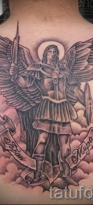 Фото тату архангел Михаил на спине у мужчины между лопатками