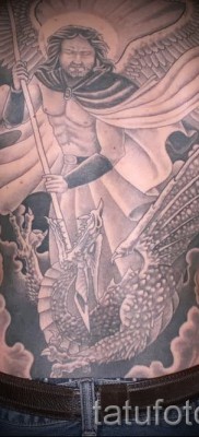 Фото тату архангел Михаил разит змея копьем — татуировка крупного размера на всю спину для мужчины