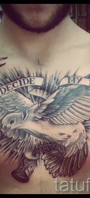 Фото тату голубь и лента с надписями на всю грудь для мужчины