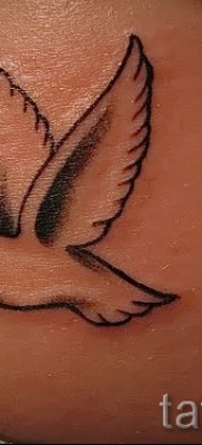 Фото тату голубь с веточкой и красное сердечко на пояснице (бок возле попки) у девушки