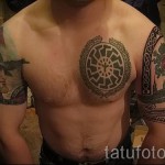 Фото тату коловрат и колоса на правой половине груди мужчины
