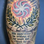 Фото тату коловрат и колоса с надписями - татуировка на ноге
