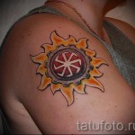 Фото тату коловрат и солнце - татуировка на плече у парня