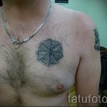 Фото тату коловрат - работа на груди у мужчины