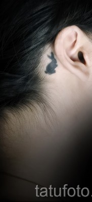Фото тату кролик — маленькая татуировка за ухом у девушки