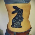Фото тату кролик на бок девушки - стильная татуировка