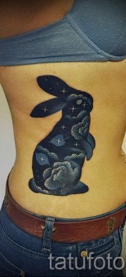 Фото тату кролик на бок девушки — стильная татуировка