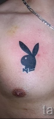 Фото тату кролик символ плейбой на груди у парня