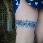 Фото тату подвязка голубого цвета на ногу для девушки