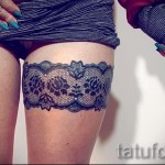 Фото тату подвязка для чулков - красивая работа на стройных женских ногах