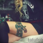 Фото тату подвязка и пистолет - красивая цветная татуировка