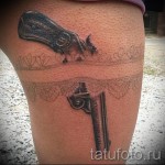 Фото тату подвязка и пистолет на правой ноге и бедре для женщины