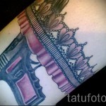Фото тату подвязка и пистолет с розовой рукояткой