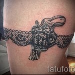 Фото тату подвязка с инициалами и пистолет