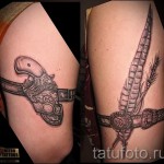 Фото тату подвязка с перьями и пистолетом