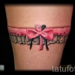 Фото тату подвязка с рюшками и розовым бантом на ленте