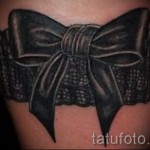 Фото тату подвязка черного цвета и большой черный бант