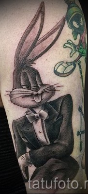 Фото татуировки с кроликом бакс банни в костюме — персонаж из мультика