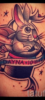 Фото татуировки с кроликом в шляпе и лента с надписями