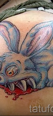 Фото татуировки с кроликом впился зубами в тело — тату прикол