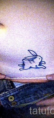 Фото татуировки с кроликом — на бедре