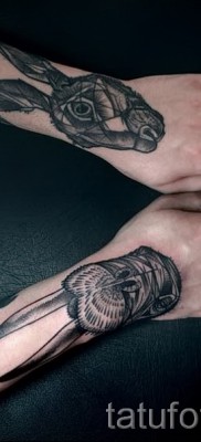 Фото татуировки с кроликом на запястьях у мужчина — парная татуировка на две руки
