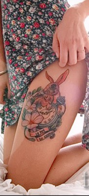 Фото татуировки с кроликом на ноге выше колена — татуировка под юбку девушке