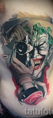 фото пример тату джокер с фотоаппаратом — татуировка на боку