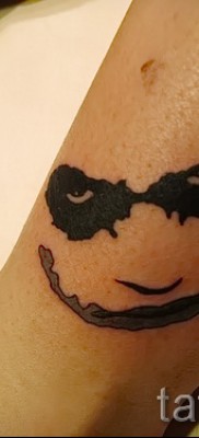 фото пример тату джокер — смайлик — маленькая татуировка