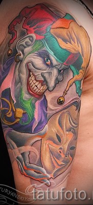 фото пример тату джокер — яркая цветная татуировка на плече и руке