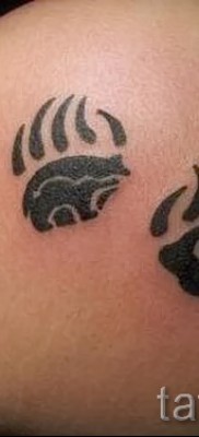 Тату лапа медведя пример на фото — два следа на лопатке у девушки — женская татуировка