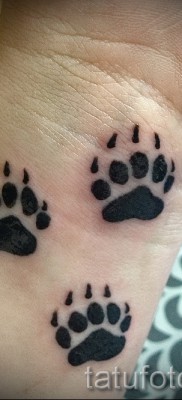 Тату лапа медведя пример на фото — несколько следов — татуировка на кисти руки или на запястье