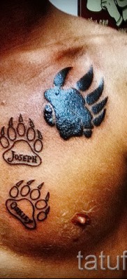 Тату лапа медведя пример на фото — татуировка с надписями на груди у мужчины