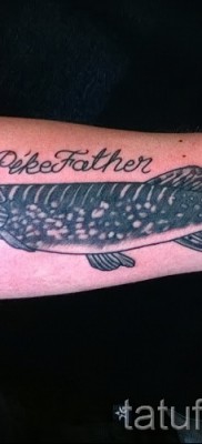Фото тату щука — вариант татуировки с рыбой и надписью