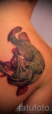 Фото тату щука — реалистичная цветная татуировка на лопатке и спине для мужчины