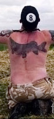 Фото тату щука — татуировка на спине у молодого мужчины-рыбака