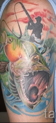 Фото тату щука — яркая цветная тату на плече у рыбака