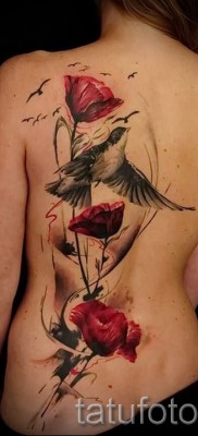 тату тюльпан фото — вариант с птицами на пол спины для девушки
