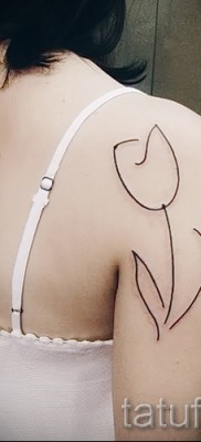Простая татуировка с тюльпаном для девушки