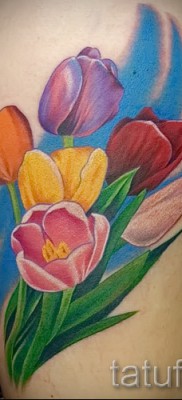 тату тюльпан фото — разноцветные цветы в тату на ноге