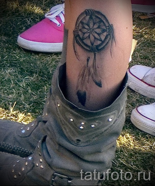 álomfogó tetoválás a lábon - fotó példa a 11122014 № 11 számról -  tatufoto.com