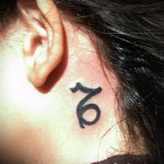 Capricorne tatouage sur son cou - par exemple Photo de 18122015№ 3