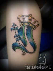 Krone Tattoo mit dem Buchstaben - ein Foto des fertigen tattoo - 20122015 Nummer 1